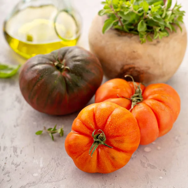 Ripe heirloom tomatoes — Stock Photo, Image