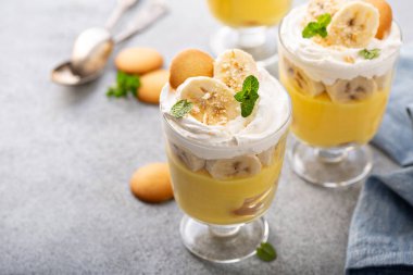 Küçük bardakta muzlu puding.