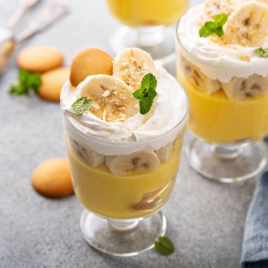 Küçük bardakta muzlu puding.