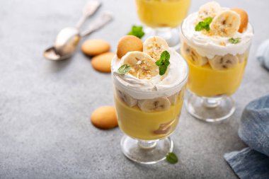 Küçük bardakta muzlu puding.