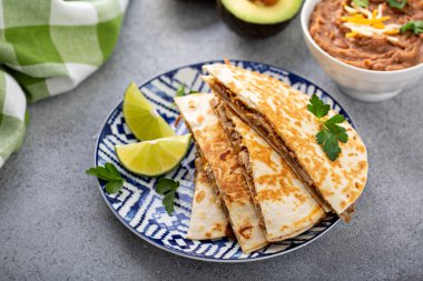 Kurutulmuş domuz etli Quesadillas