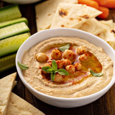 Ev yapımı humus ve ekmek.