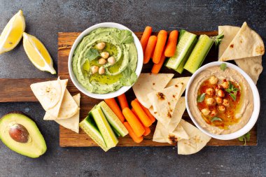 Ev yapımı humus ve ekmek.