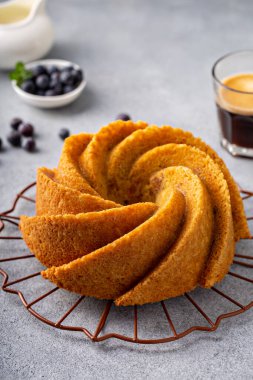 Kahveli ve yabanmersinli kek.