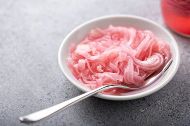 Küçük kasede marine edilmiş kırmızı soğan.