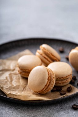 Kahve ya da tepside çikolatalı kurabiye.