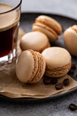 Kahve ya da tepside çikolatalı kurabiye.