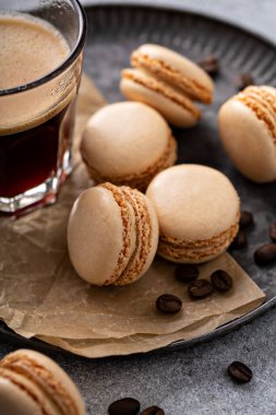 Kahve ya da tepside çikolatalı kurabiye.