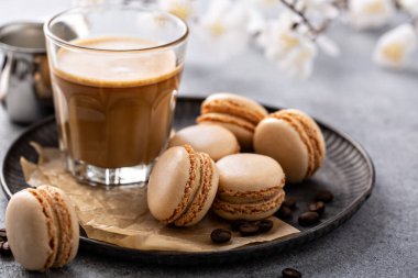 Kahve ve kremalı kurabiye tepsisi.