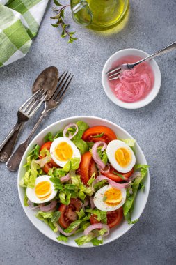 Haşlanmış yumurtalı sebze salatası.