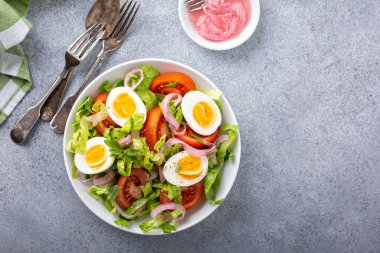 Haşlanmış yumurtalı sebze salatası.