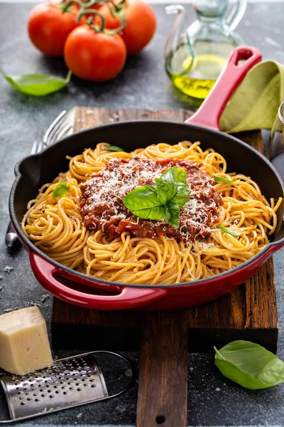 Spaghetti Bolognese i gjutjärnspanna — Stockfoto