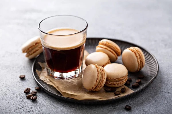 Káva nebo čokoládové makarony na tácu — Stock fotografie