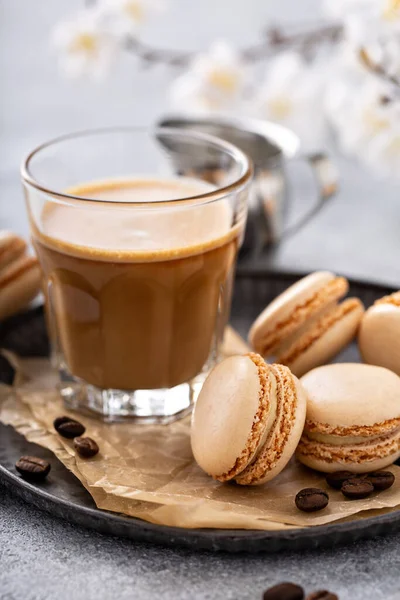 Café e nata macarons em uma bandeja — Fotografia de Stock