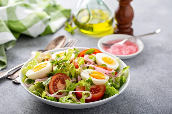 Весняний овочевий салат з вареними яйцями — стокове фото
