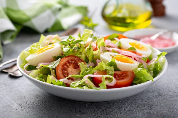 Весенний овощной салат с вареными яйцами — стоковое фото