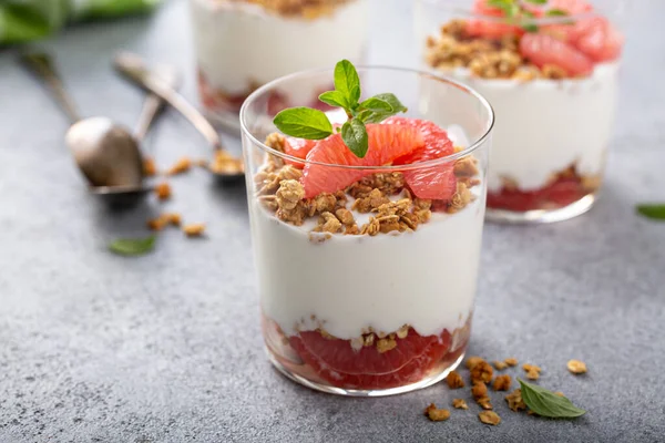 Grapefruit granola and yogurt parfait — Stock Photo, Image