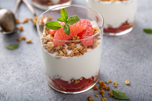 Grapefruit granola and yogurt parfait — Stock Photo, Image