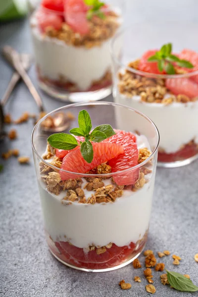 Grapefruktgranola och yoghurtparfait — Stockfoto