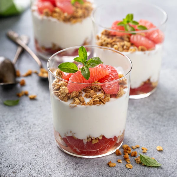 Grapefruktgranola och yoghurtparfait — Stockfoto