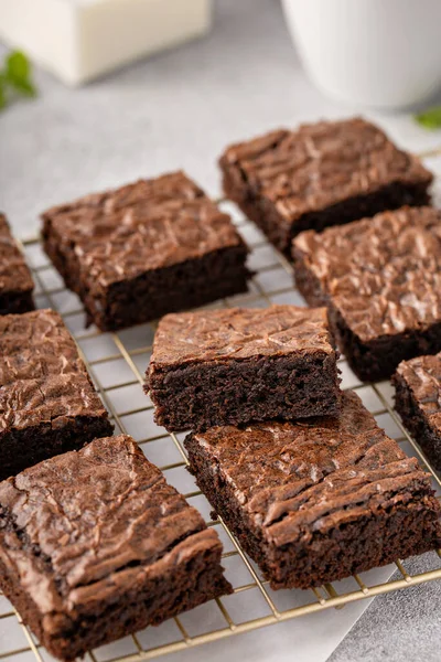 Brownies fudgy caseros en un estante para hornear — Foto de Stock