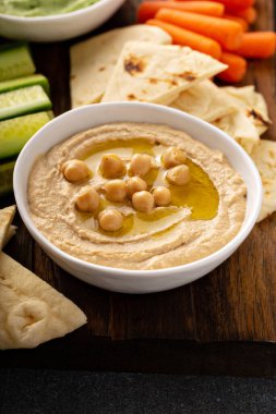 Ev yapımı humus ve ekmek.