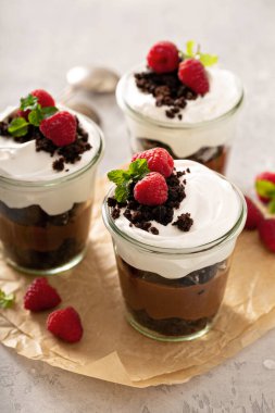 Kavanozda çikolata katmanlı tatlı