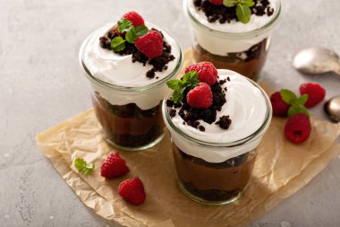 Kavanozda çikolata katmanlı tatlı