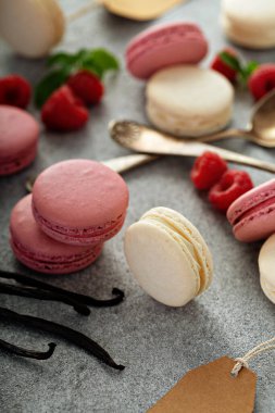 Vanilyalı ve ahududulu kurabiye.