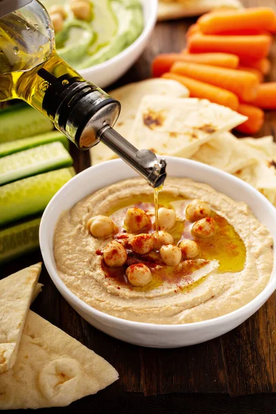 Hummus fait maison avec pain plat — Photo