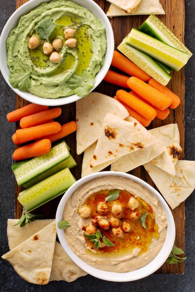 Ev yapımı humus ve ekmek. — Stok fotoğraf