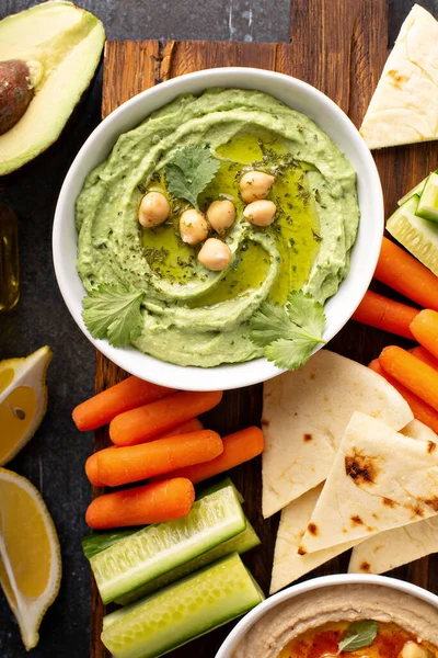 Domowej roboty awokado cilantro hummus — Zdjęcie stockowe