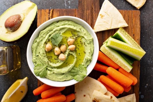 Domowej roboty awokado cilantro hummus — Zdjęcie stockowe