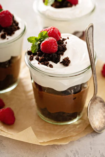 Choklad lager dessert i en burk — Stockfoto