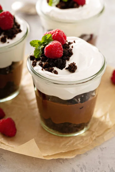 Čokoládový vrstvený dezert ve sklenici — Stock fotografie