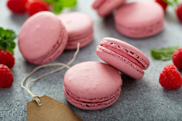 Macarons framboises sur table grise — Photo