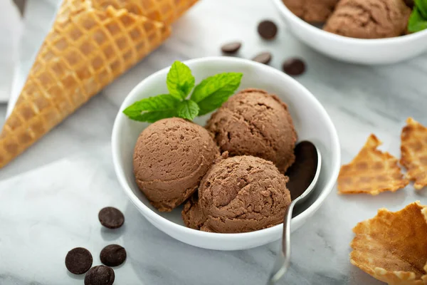 Copas de helado de chocolate en un bol blanco — Foto de Stock