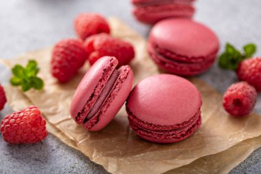 Taze böğürtlenli ahududu kurabiyesi.