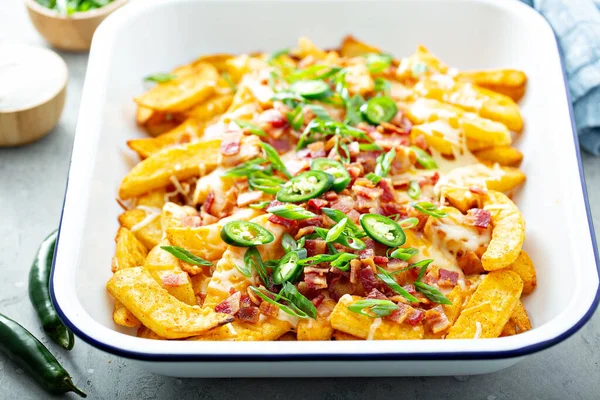 Batatas fritas com bacon e cebola verde — Fotografia de Stock