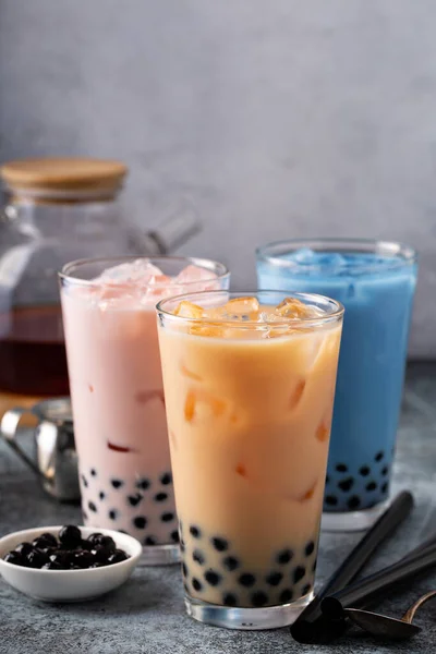 Variedade de chá bolha de leite em copos altos — Fotografia de Stock