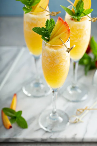 Tempo de verão pêssego mimosas ou bellinis — Fotografia de Stock
