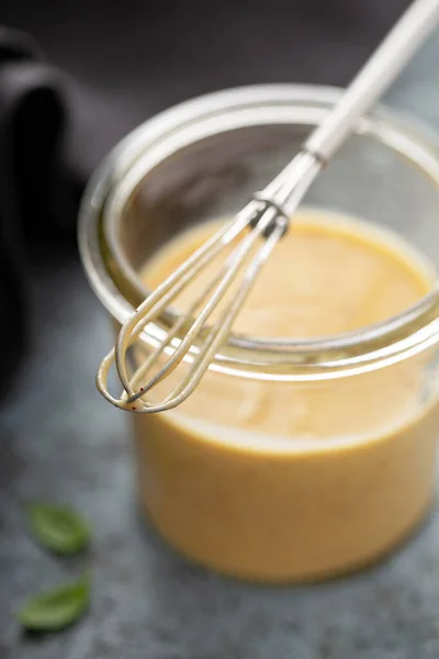 Zelfgemaakte honingmosterdsaus in een glazen pot — Stockfoto