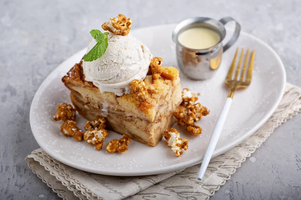 Caramel apple bread pudding with ice cream — Stock Photo, Image