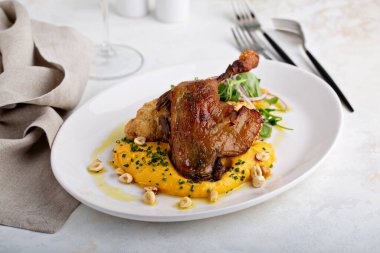 Kızarmış tavuk budu ve sebze.