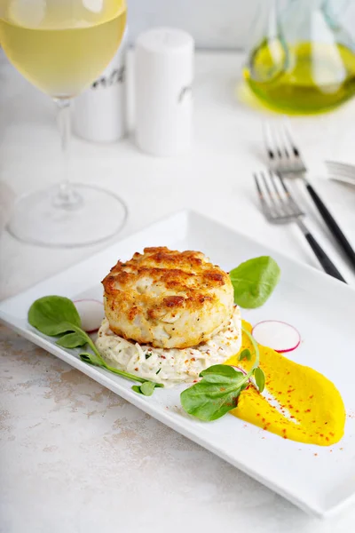Gourmet plated fishcake with vegetables — Stock Photo, Image