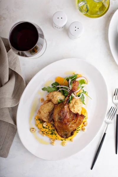 Roasted chicken leg with vegetables — Stock Photo, Image