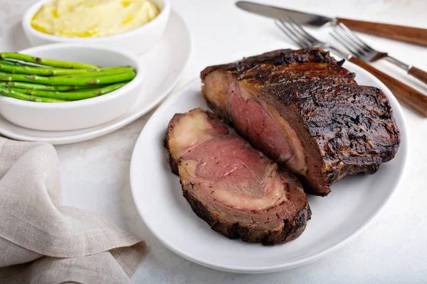 Rôti de boeuf du dimanche tranché sur une assiette — Photo