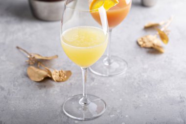 Brunch için mimozalar tazeleniyor