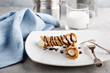 İtalyan tatlı kanolli ricotta dolgulu.