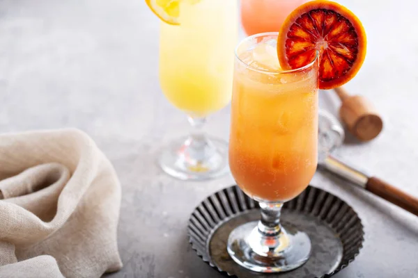 Erfrischende Cocktails oder Mocktails mit Orangen und Preiselbeeren — Stockfoto